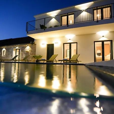 Newly Built Marvista With 4 Bedrooms,infinity Pool & Stunning Sea And Mountain Views