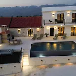 Newly Built Marvista With 4 Bedrooms,infinity Pool & Stunning Sea And Mountain Views Villa Rtina