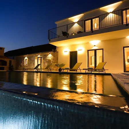 Newly Built Marvista With 4 Bedrooms,infinity Pool & Stunning Sea And Mountain Views ヴィラ ルティナ